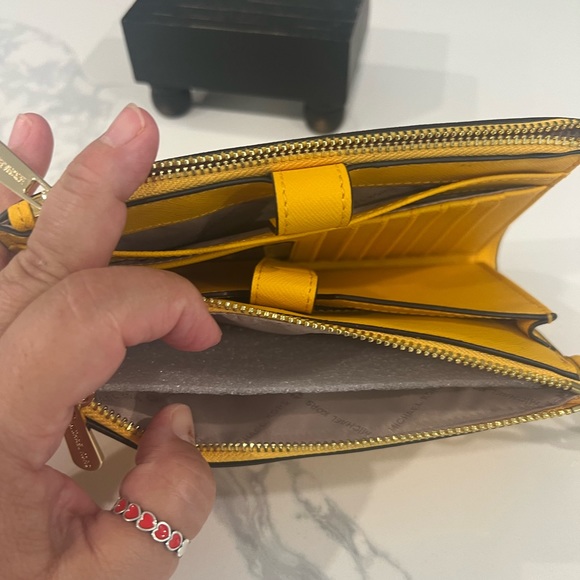 💛Cute. Michel Kors WRISTLET. - Picture 4 of 16